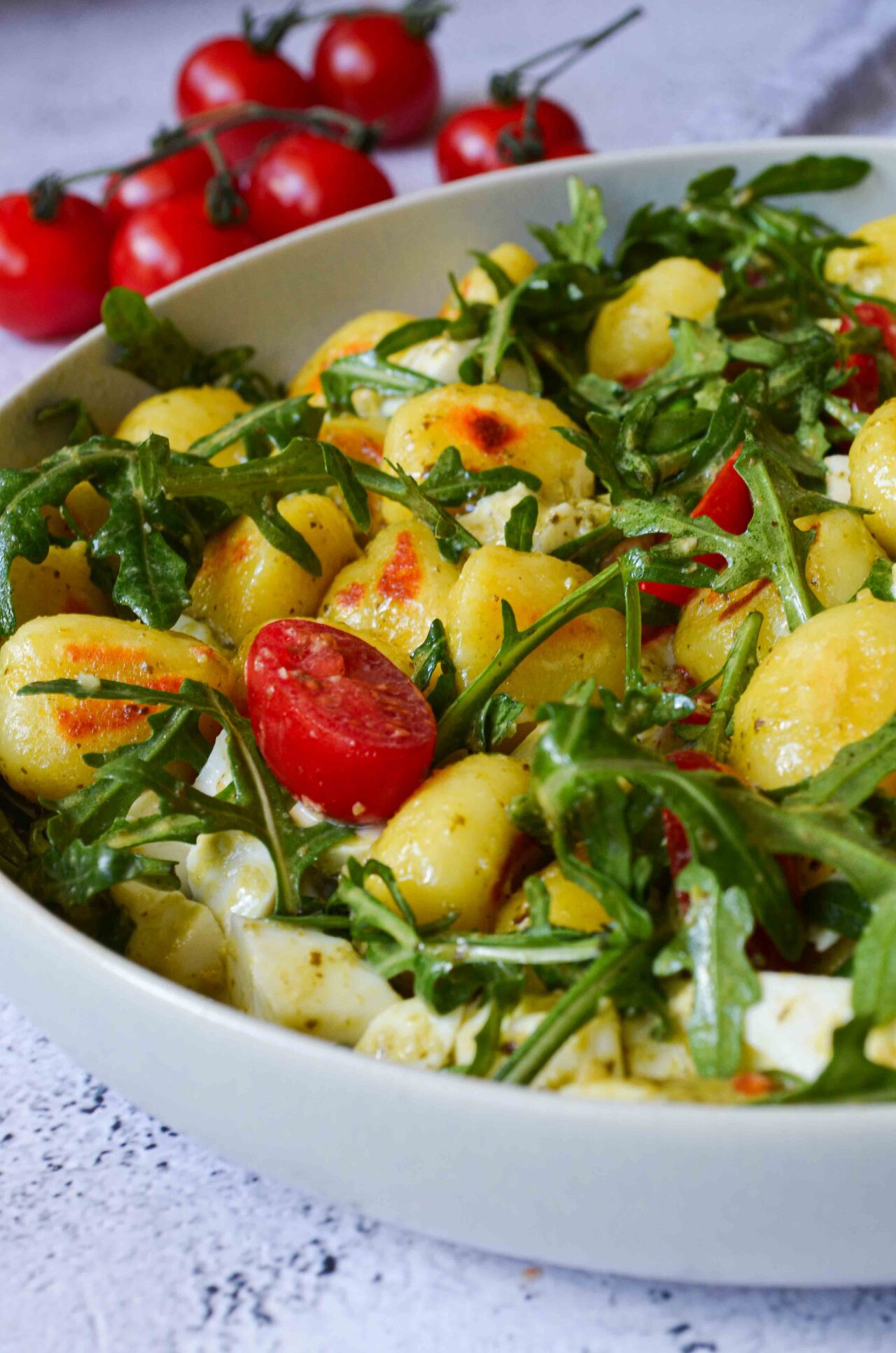 Gnocchi-Salat mit Pesto, Tomaten, Mozzarella & Rucola - SchnelleHerdplatte Gnocchi-Salat mit Pesto, Tomaten, Mozzarella & Rucola - SchnelleHerdplatte
